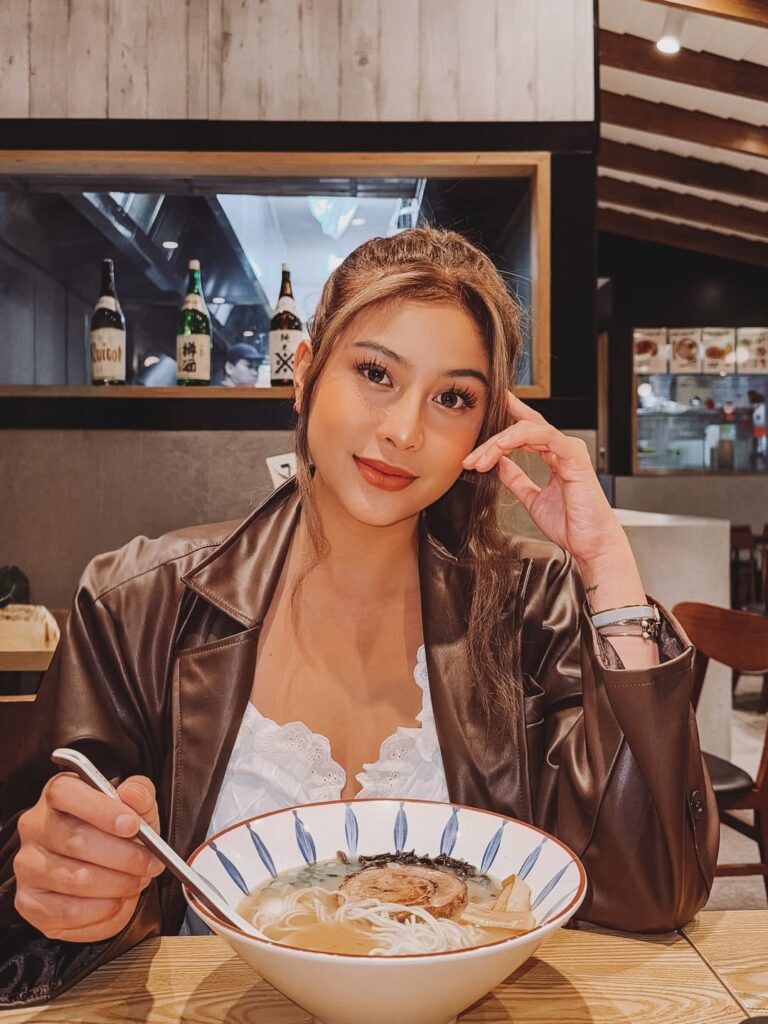 Kepindahan Awkarin ke Australia sempat menimbulkan berbagai spekulasi di kalangan warganet. 