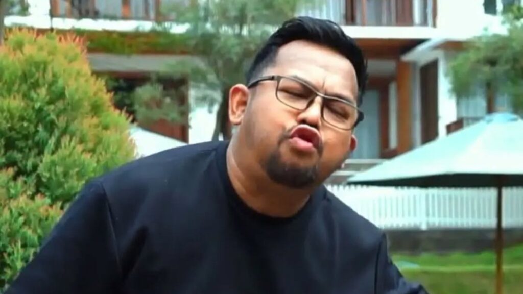 Bersama Denny dan Narji, trio ini berhasil menciptakan gaya komedi yang segar dan menghibur