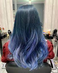 Smoky blue atau biru asap menjadi warna yang mencuri perhatian di runway dan media sosial.