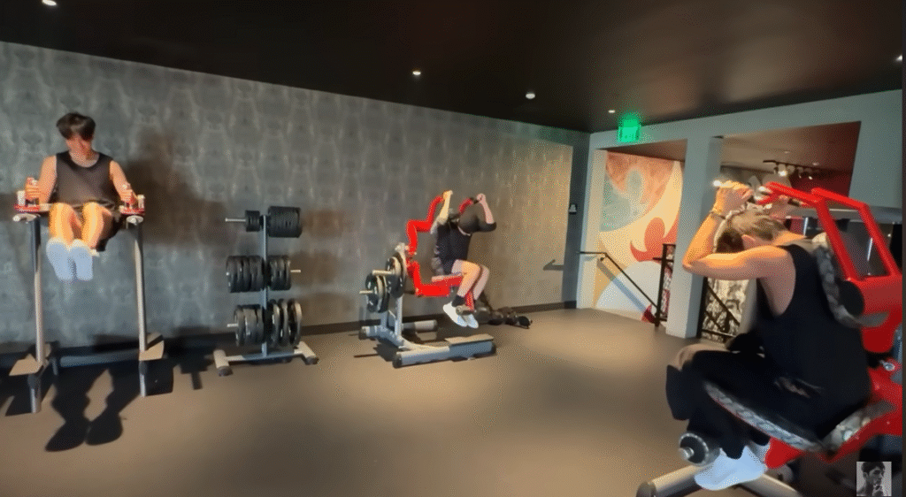 Dalam vlog tersebut, mereka terlihat melakukan latihan beban, rowing machine, dan koreksi postur langsung dari Ma Sun Ho.