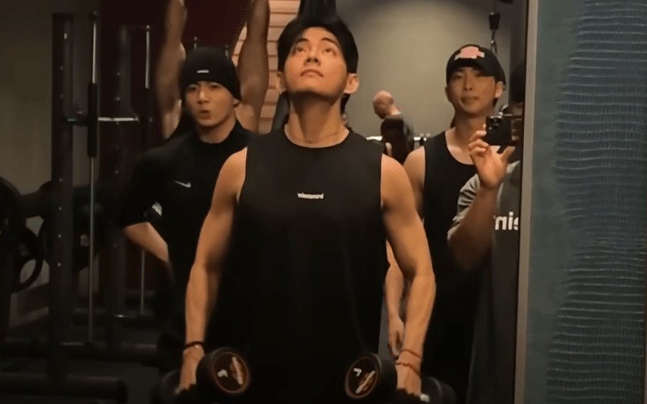 Meski sempat terlihat kelelahan, V, RM, dan Jungkook tetap menyelesaikan latihan dengan penuh semangat.