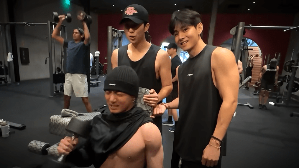 Personil BTS pamer otot