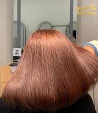 Warna tembaga mengilap atau copper glossy menjadi pilihan utama bagi mereka yang ingin tampil hangat namun tetap elegan.