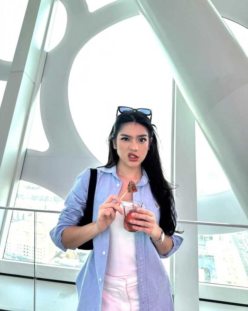 Ia juga sempat tampil dengan kemeja biru muda, tanktop, dan celana putih saat berkunjung ke museum,