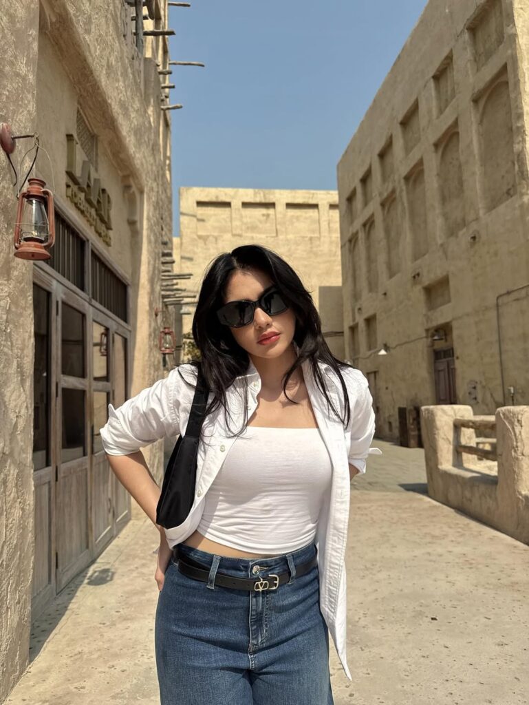 Gaya Davina Karamoy di Dubai menjadi bukti bahwa kesederhanaan bisa tampil memukau