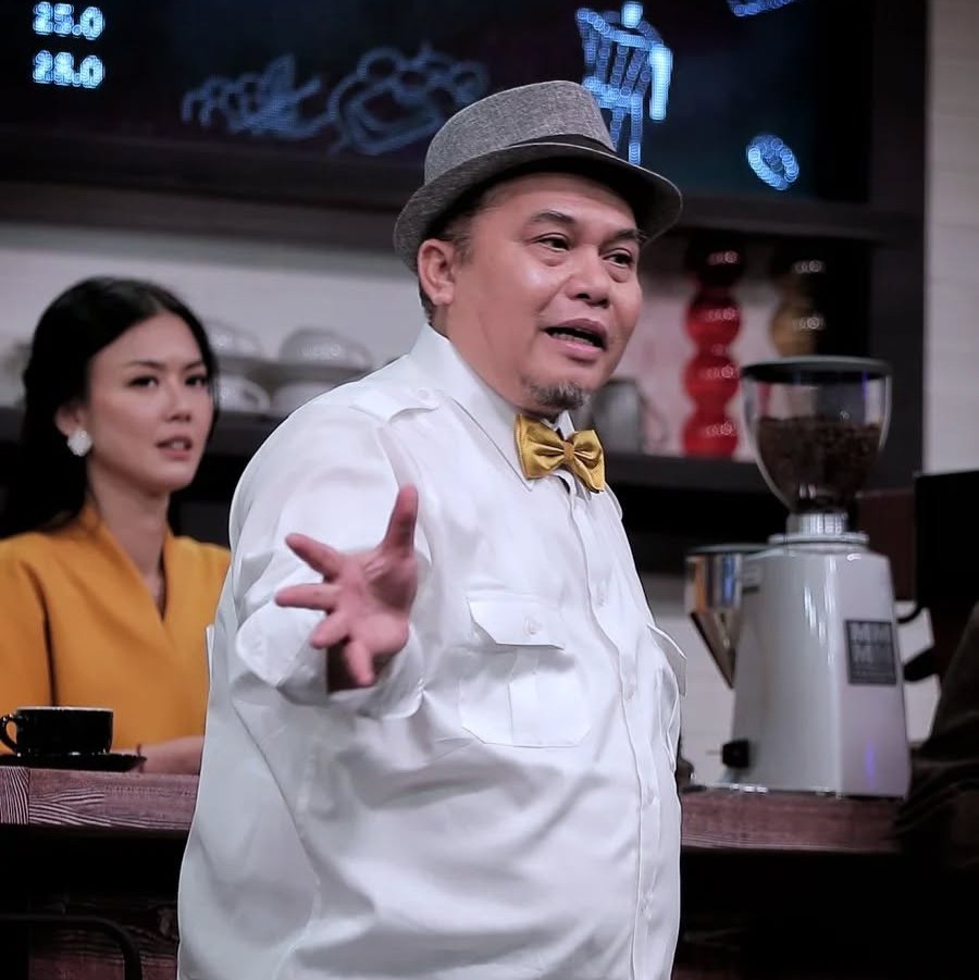 Tak lama setelah uang Alphard itu habis untuk daftar haji, Denny kembali mendapatkan tawaran pekerjaan.