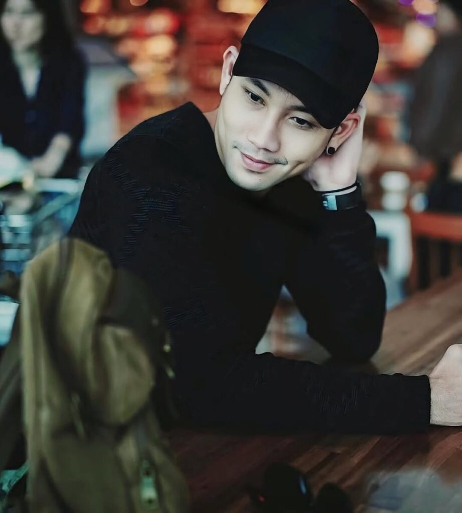 Salah satu babak manis dalam kisah hidup Denny datang saat ia mulai menjual ponsel BlackBerry. 