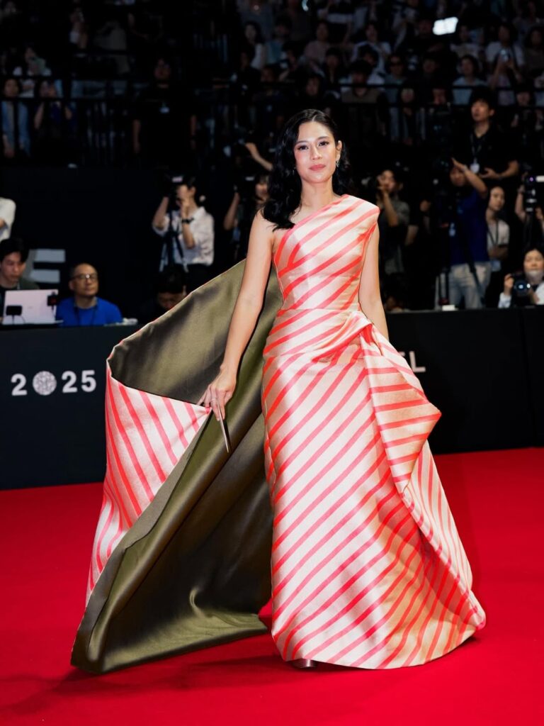 Penampilan Dian Sastrowardoyo di BIFF 2025 menjadi perbincangan hangat di media sosial dan media internasional.