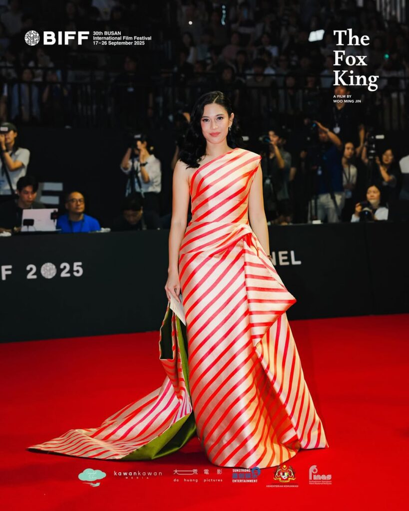 Penampilan Dian Sastrowardoyo di BIFF 2025 bukan sekadar gaya, tetapi juga pernyataan budaya.