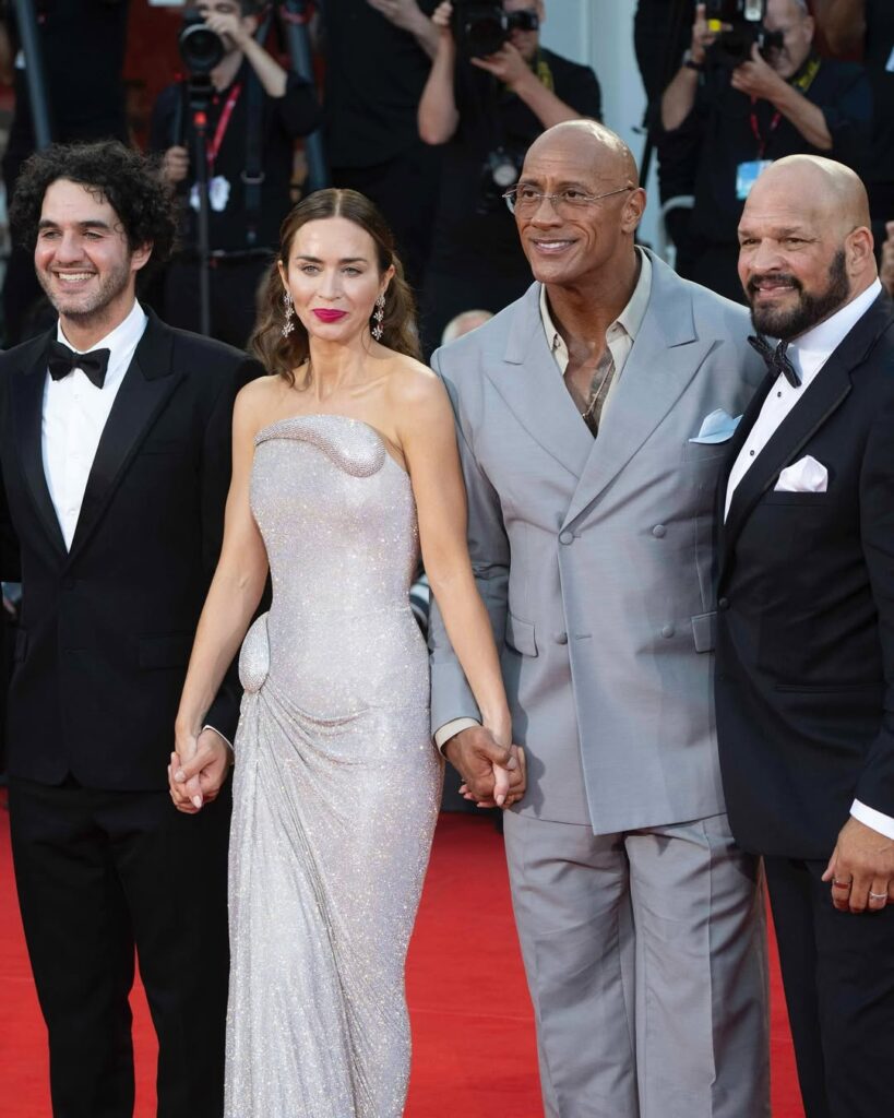 Dalam unggahan di akun Instagram pribadinya, Johnson mengungkap bahwa ia kini berada di berat 242 pon (sekitar 109,7 kg)