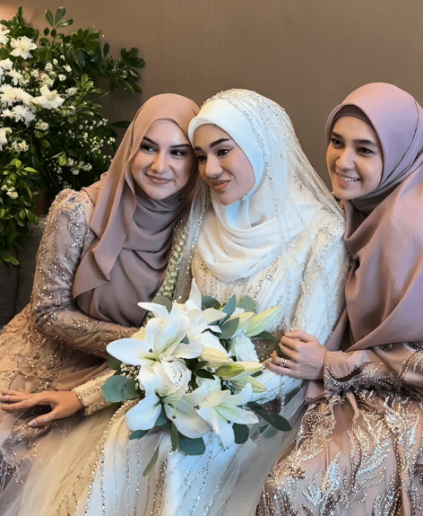 Keduanya tampil sebagai bridesmaid yang tidak hanya mendampingi, tetapi juga memperkuat estetika keseluruhan acara.