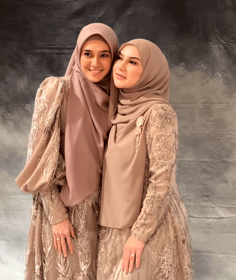 Keduanya mengenakan hijab taupe–mauve dengan gaya lilit sederhana yang jatuh natural. 