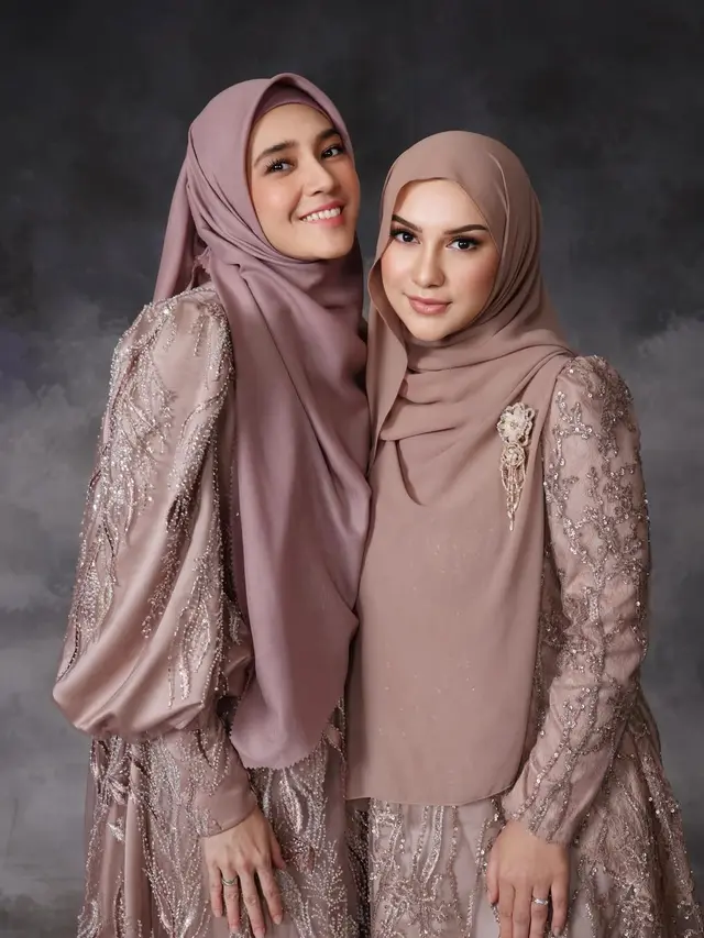 Penampilan mereka menjadi inspirasi bagi banyak calon bridesmaid yang ingin tampil syar’i namun tetap stylish dan elegan di momen sakral.