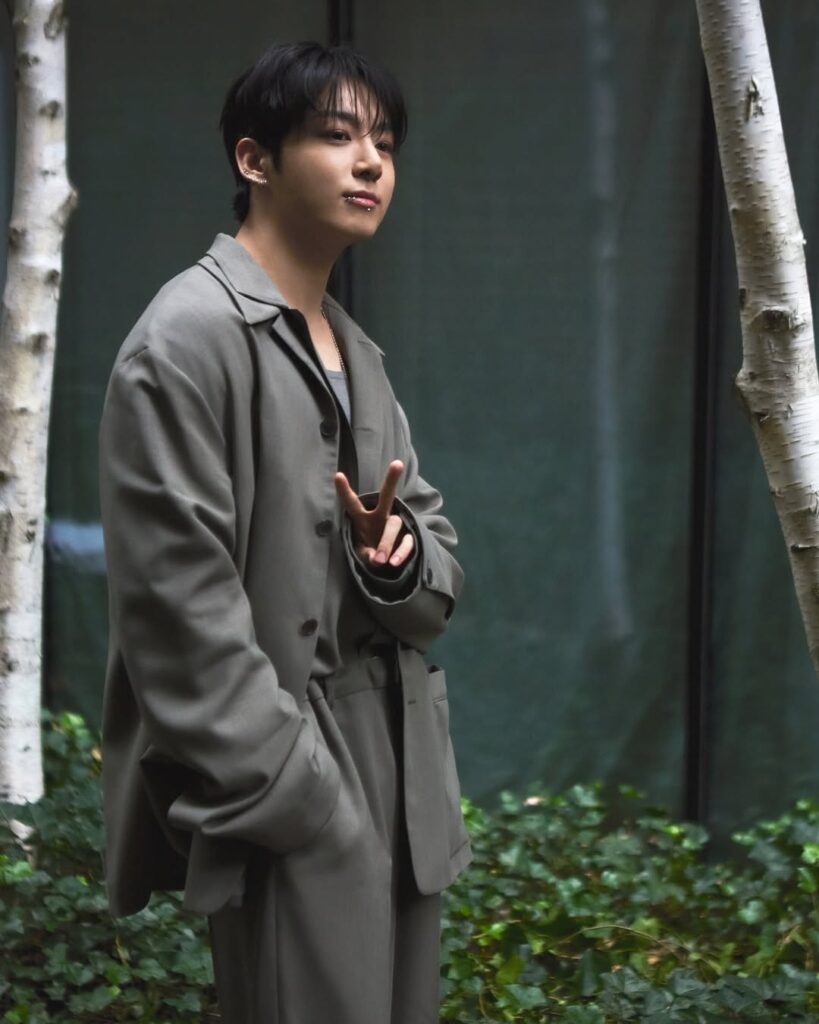 Penampilan Jungkook di Calvin Klein SS26 bukan hanya soal busana, tetapi juga tentang transformasi gaya dan ekspresi diri.