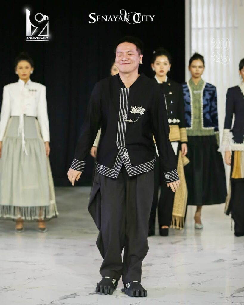 Wilsen Willim menampilkan interpretasi kreatif atas Tenun Putussibau khas Suku Iban dari Kapuas Hulu, Kalimantan Barat.