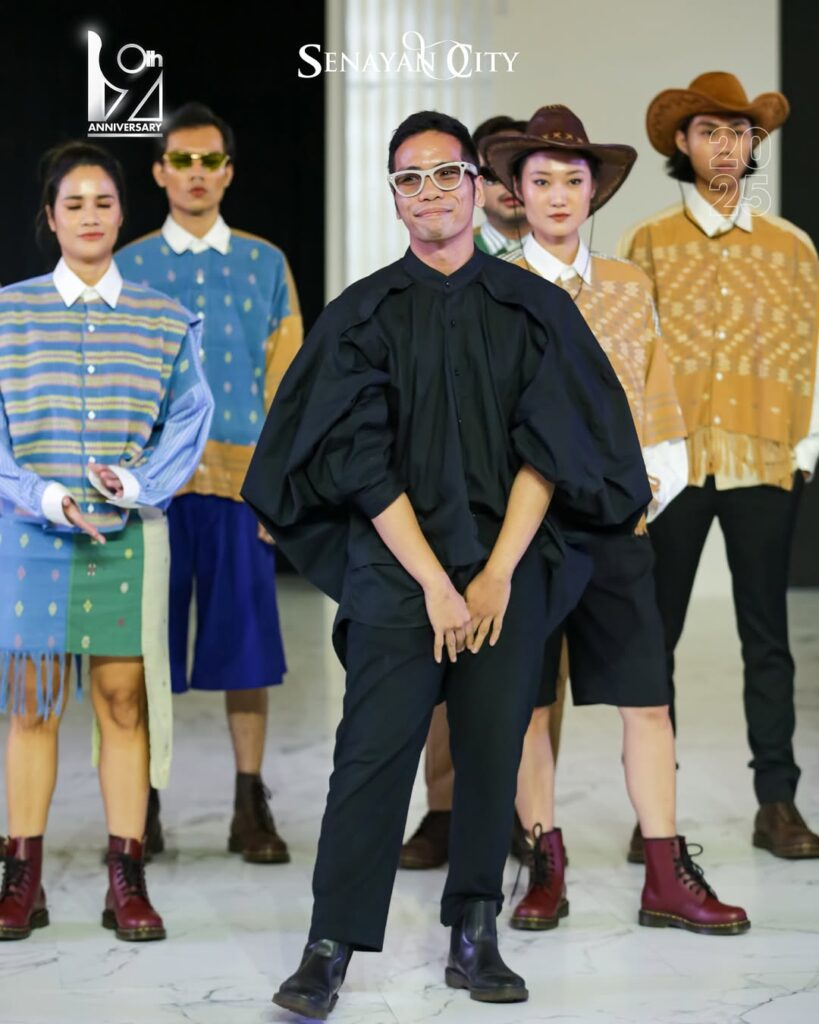 Desainer Amot Syamsurimuda menghadirkan koleksi bertajuk “Ikatan yang Bertahan” yang mengolah Tenun Songket dari Manggarai Barat, Nusa Tenggara Timur.