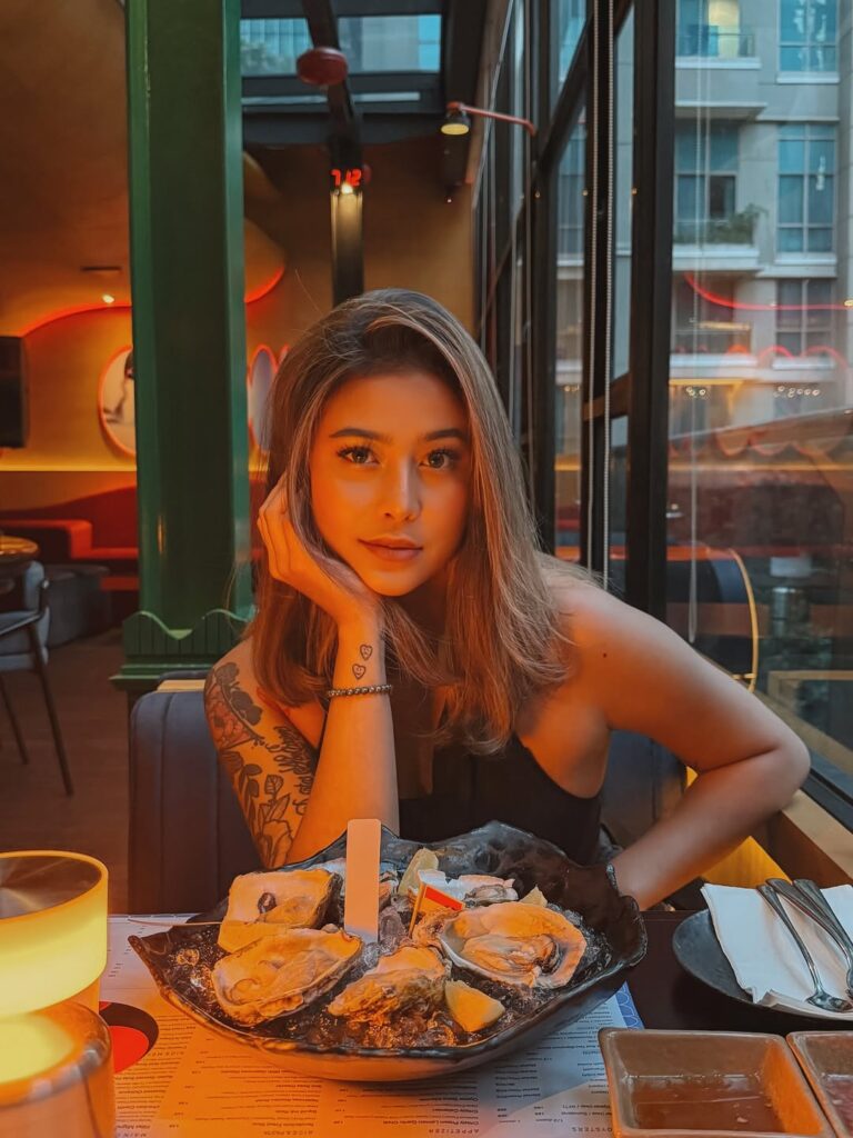 Awkenyang, brand kuliner yang menyasar pasar anak muda dengan menu kekinian dan strategi pemasaran berbasis media sosial.