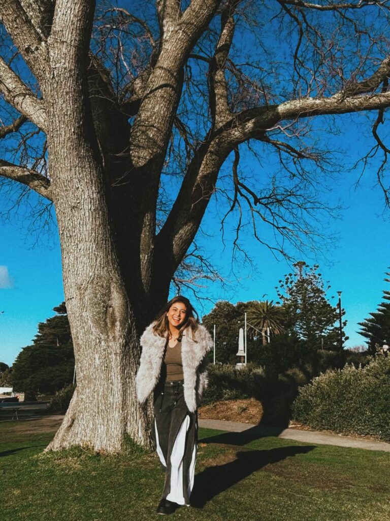 Dengan lebih dari 1,7 juta subscribers di YouTube dan jutaan pengikut di Instagram, Awkarin juga terus menghasilkan pendapatan dari konten digital.