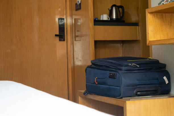 Alternatif yang lebih aman adalah meletakkan koper di atas meja, kursi, atau rak koper yang biasanya tersedia di kamar hotel.