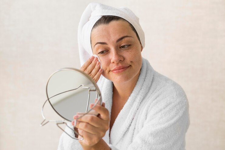 Langkah pertama dalam merawat kulit berminyak adalah memilih facial cleanser yang mampu mengangkat minyak tanpa membuat kulit terasa kering.