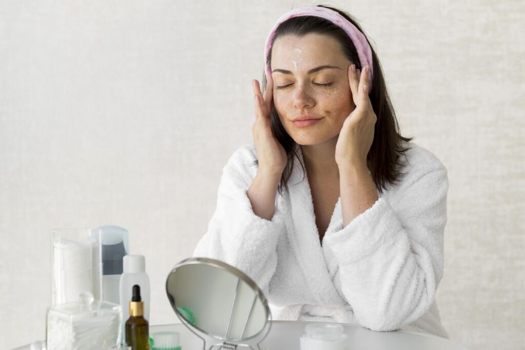 Banyak yang mengira kulit berminyak tidak membutuhkan pelembap, padahal justru sebaliknya.