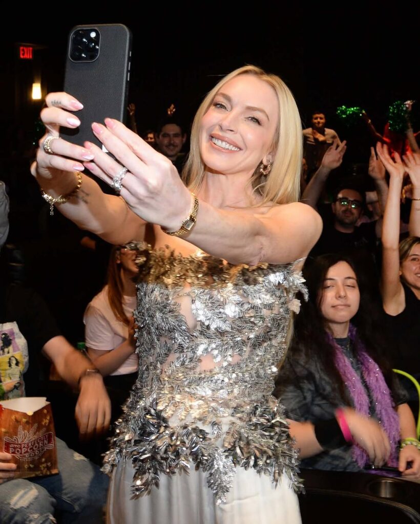 Dalam unggahan Instagram Story yang viral pada 30 Agustus 2025, Lindsay menyebut bahwa warna lipstik tersebut “aneh dan tidak masuk akal”