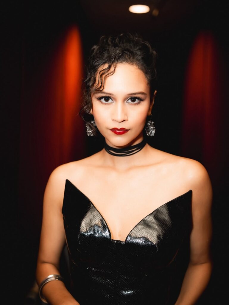 Close-up makeup Lutesha menampilkan kulit yang dewy dan segar. 