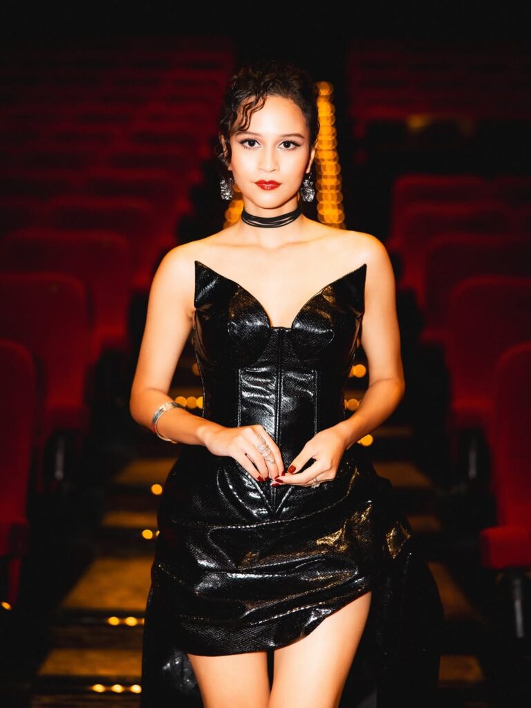 Lutesha terlihat sangat stunning mengenakan dress hitam dengan siluet dramatis berbahan kulit bertekstur dari House of Harry Halim.