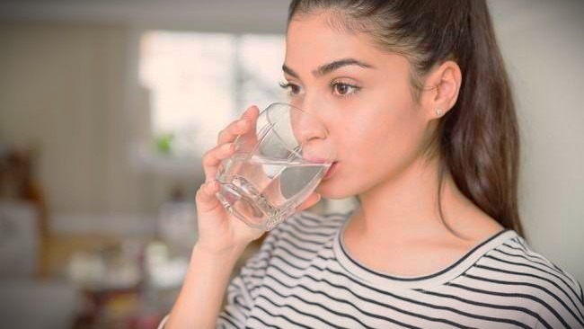 Ilustrasi minum air putih