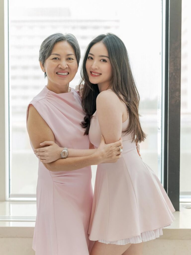 Di tengah keterbatasan ekonomi, ibunya rela mengorbankan diri demi masa depan anak-anaknya.