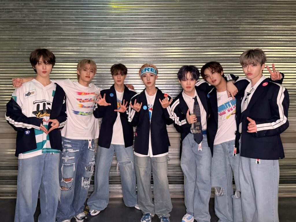 Penukaran tiket dapat dilakukan langsung di lokasi acara, tepatnya di booth penukaran yang dibuka mulai pukul 08.00 hingga 19.30 WIB.