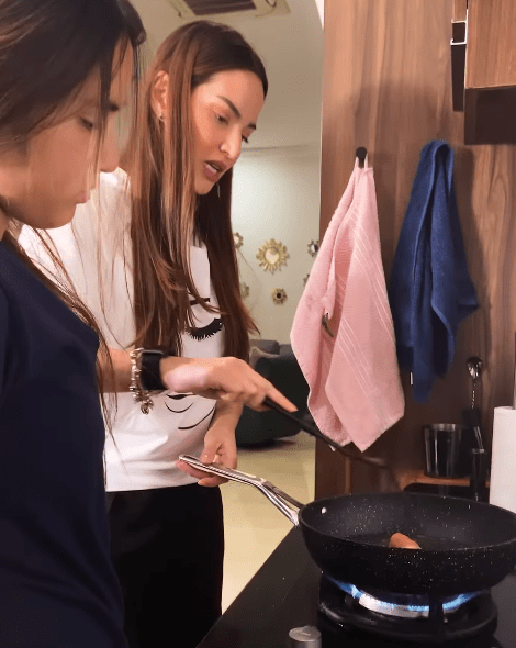 Selain perubahan mobilitas, Nia juga mulai menjalani rutinitas baru yang sebelumnya jarang ia lakukan: memasak. 