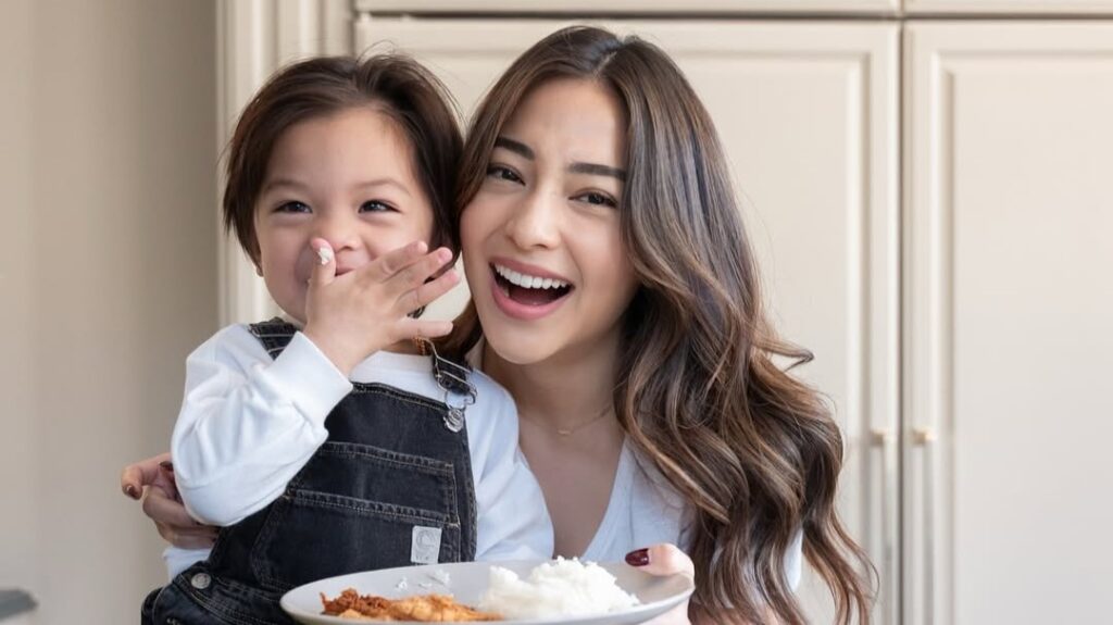 Nikita juga mengakui pentingnya memanfaatkan waktu di akhir pekan untuk berkumpul bersama keluarga.