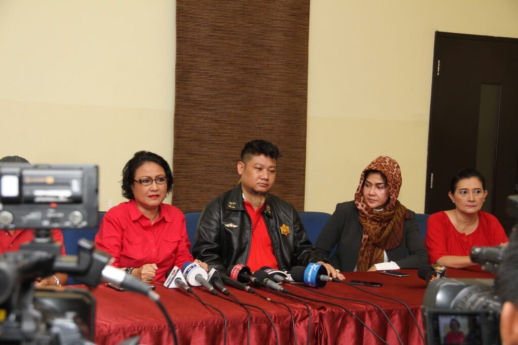 Ia juga berharap pemerintah dapat menjalin komunikasi yang efektif dengan masyarakat, termasuk dengan para artis dan pejabat.