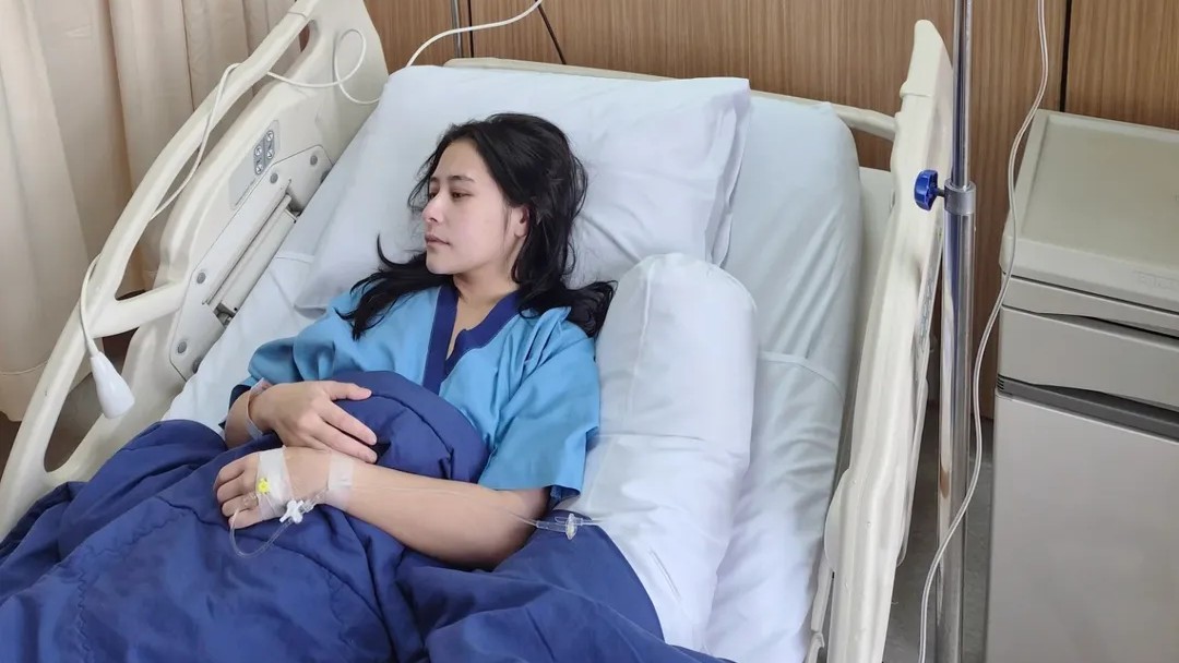 Prilly Latuconsina dilarikan ke rumah sakit