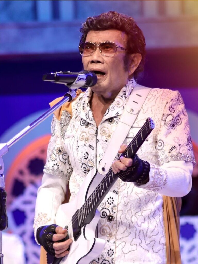 Suasana berbeda menyelimuti area festival saat waktu salat Jumat tiba.