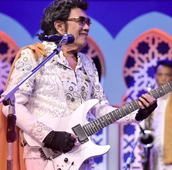 Rhoma Irama bukan hanya dikenal sebagai pelopor musik dangdut, tetapi juga sebagai tokoh yang aktif menyuarakan nilai-nilai keislaman melalui karya dan aktivitas sosial.