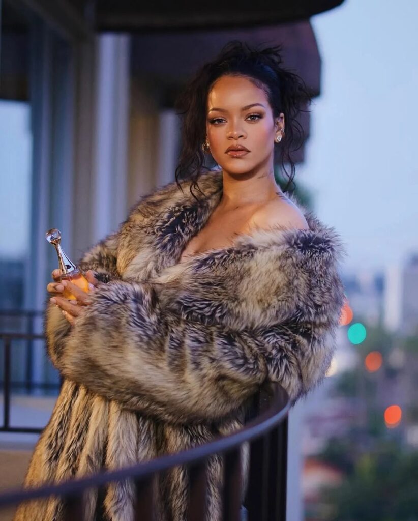 Gaya fashion Rihanna selama masa kehamilan selalu menjadi sorotan, menunjukkan perpaduan antara glamor dan kehangatan sebagai calon ibu.