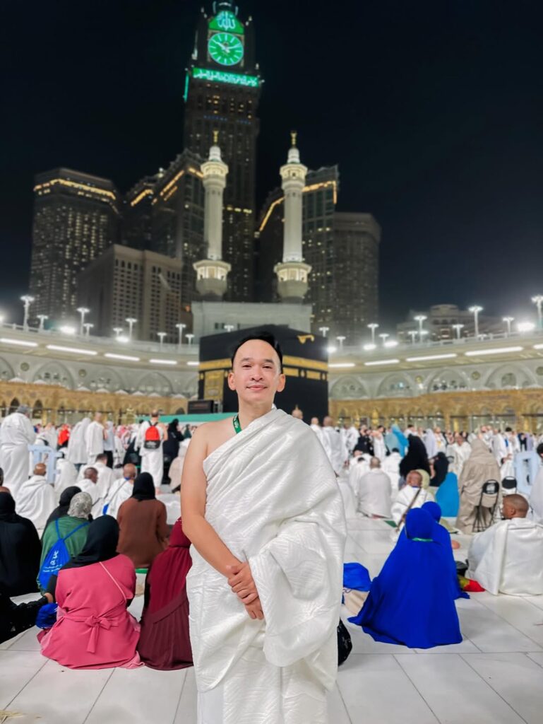 Saat mengelilingi Kabah dalam ritual tawaf, Ruben tiba-tiba melihat seorang pria yang sangat mirip dengan Olga Syahputra.
