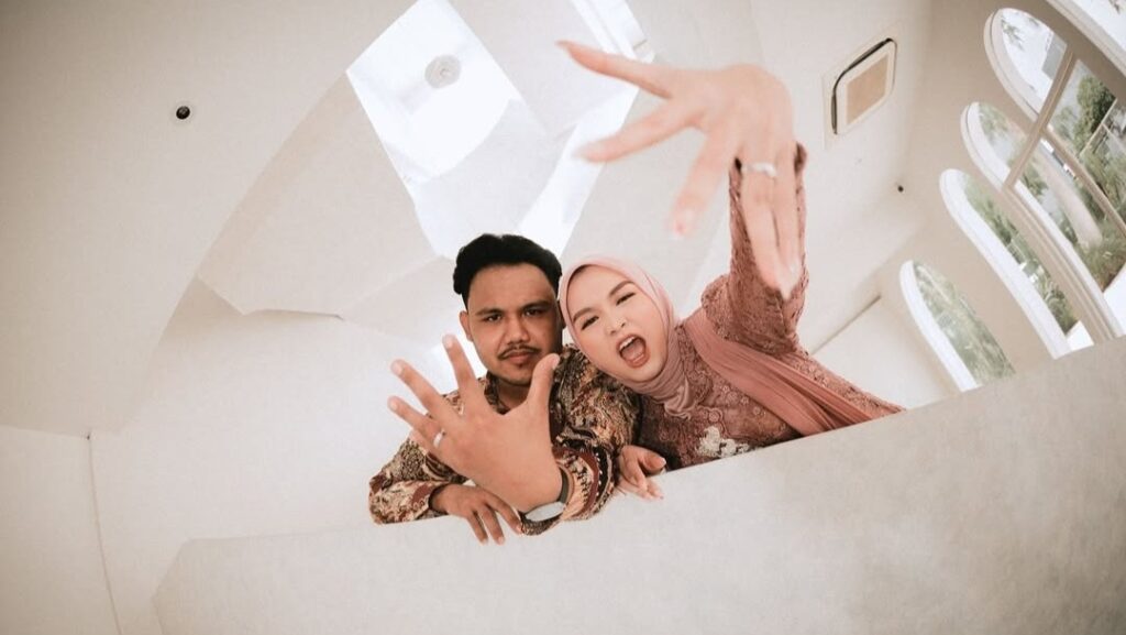 Netizen mempertanyakan keputusan Salma untuk kembali tampil di panggung saat masih dalam masa menyusui, dan menuding Dimansyah membiarkan istrinya bekerja terlalu cepat setelah melahirkan.