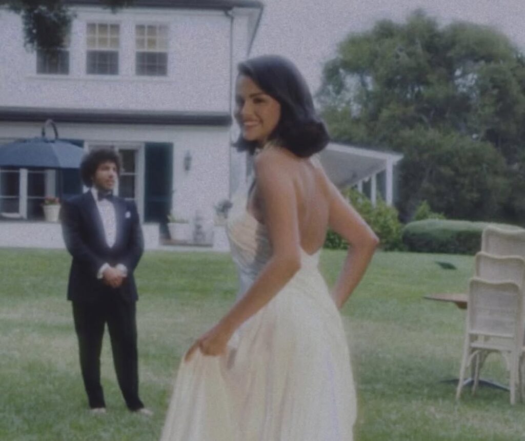 Selena mengenakan gaun pengantin satin berwarna putih rancangan Ralph Lauren dengan model halter-neck dan sulaman tangan yang halus.