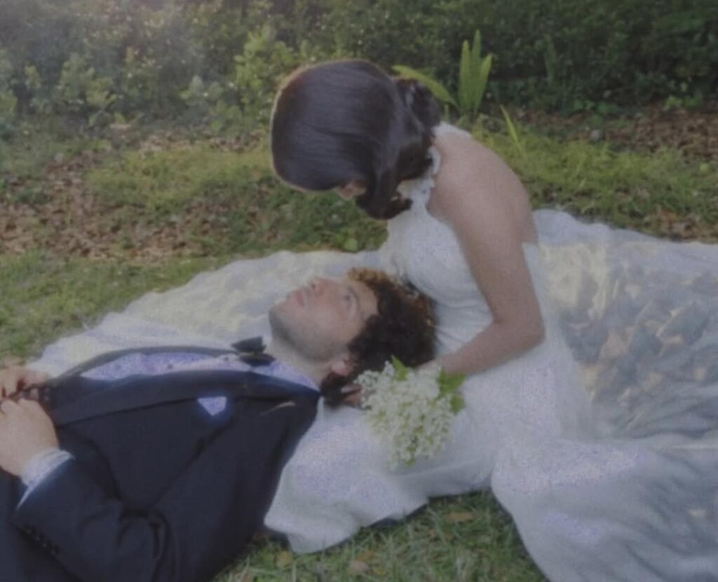 Di hari pernikahannya, Selena memilih makeup bergaya natural dengan sentuhan dewy yang membuat kulitnya tampak bercahaya.