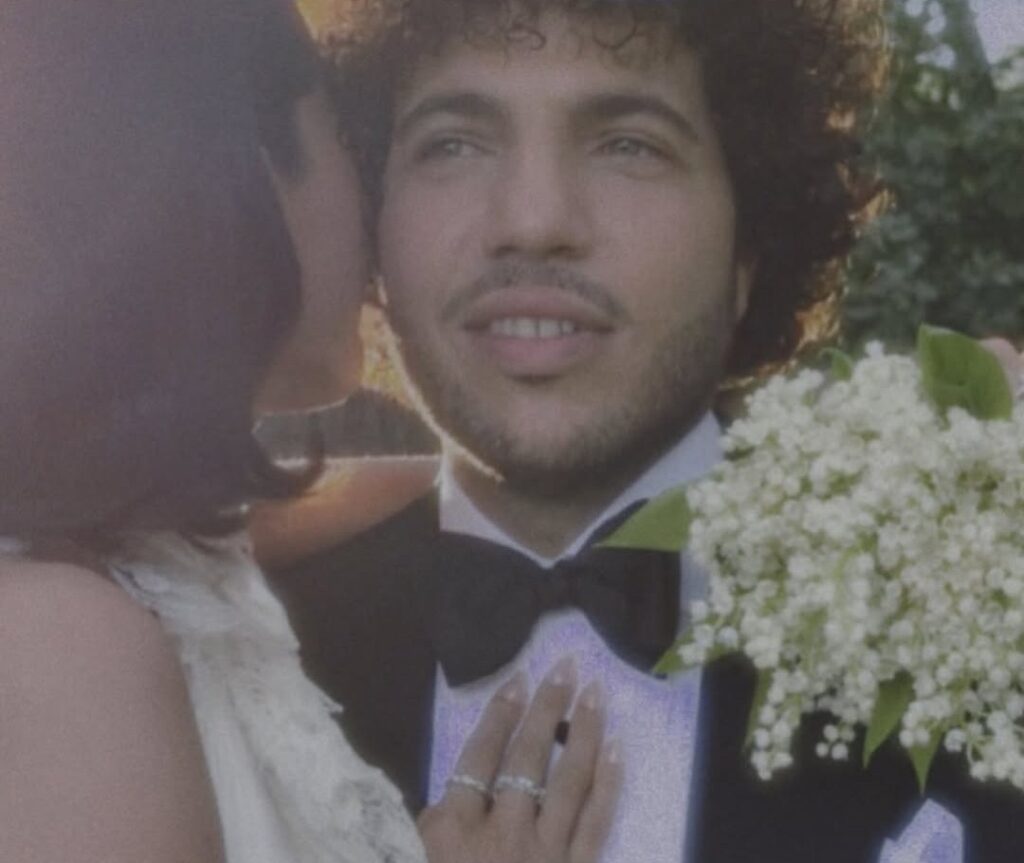 Dalam resepsi pernikahan, pasangan ini menulis janji pribadi yang lucu sekaligus menyentuh, membuat banyak tamu meneteskan air mata.