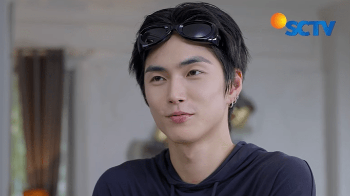 Seunghan tampil dengan gaya simpel namun tetap memancarkan pesona khas idol Korea. 