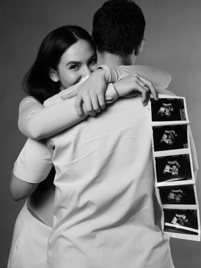 Pengumuman kehamilan ini sekaligus menjadi konfirmasi diam-diam atas status pernikahan mereka yang sebelumnya belum diumumkan secara resmi.