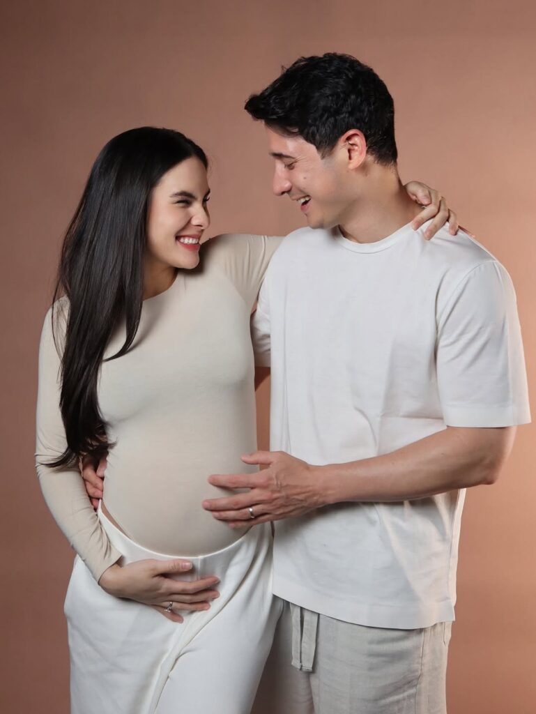 Steffi Zamora dan Nino Fernandez saling menatap penuh cinta dalam sesi maternity photoshoot.
