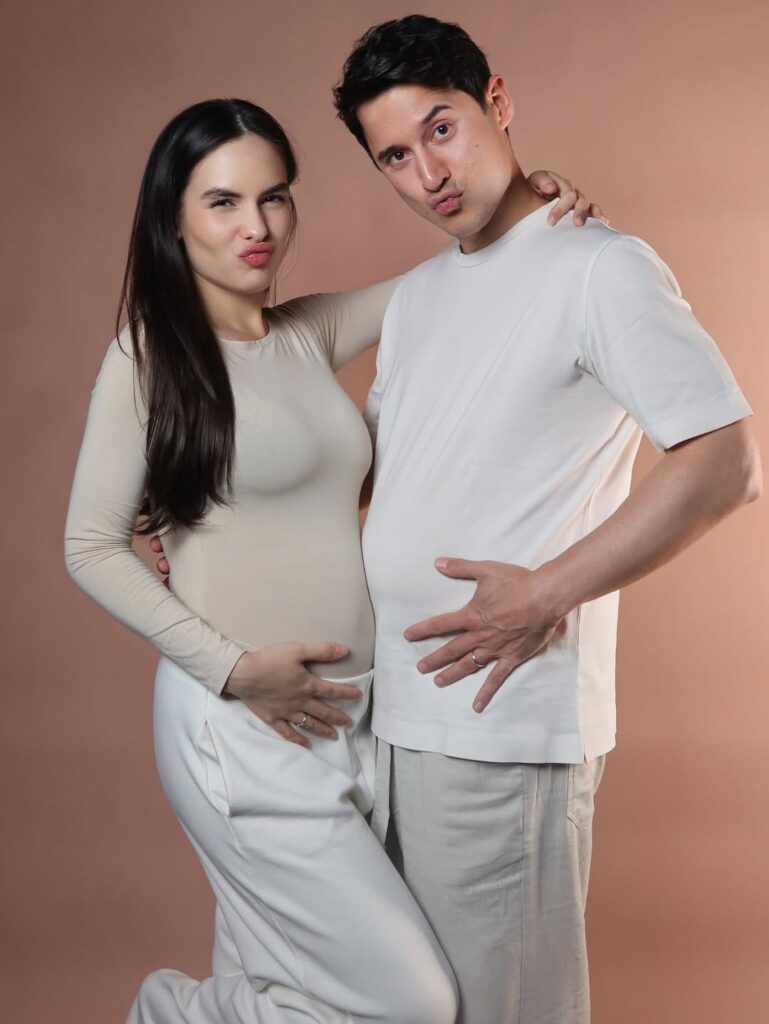 Steffi Zamora dan Nino Fernandez bergaya mesra sambil memamerkan baby bump.