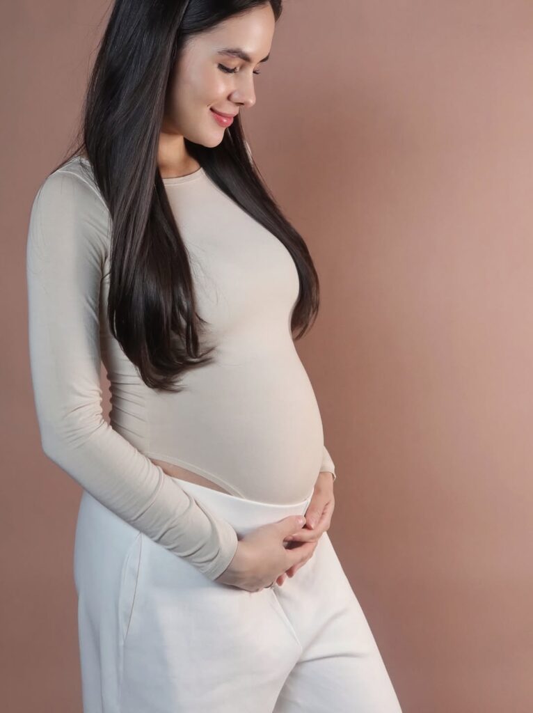 Steffi Zamora tampil anggun dengan baby bump dalam balutan busana simpel berwarna krem.