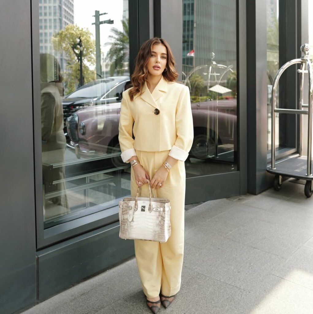 Tasya Farasya hadir mengenakan setelan kuning pastel yang chic, lengkap dengan tas mewah Hermès Birkin 30 Himalaya Matte Niloticus Crocodile with Palladium Hardware.