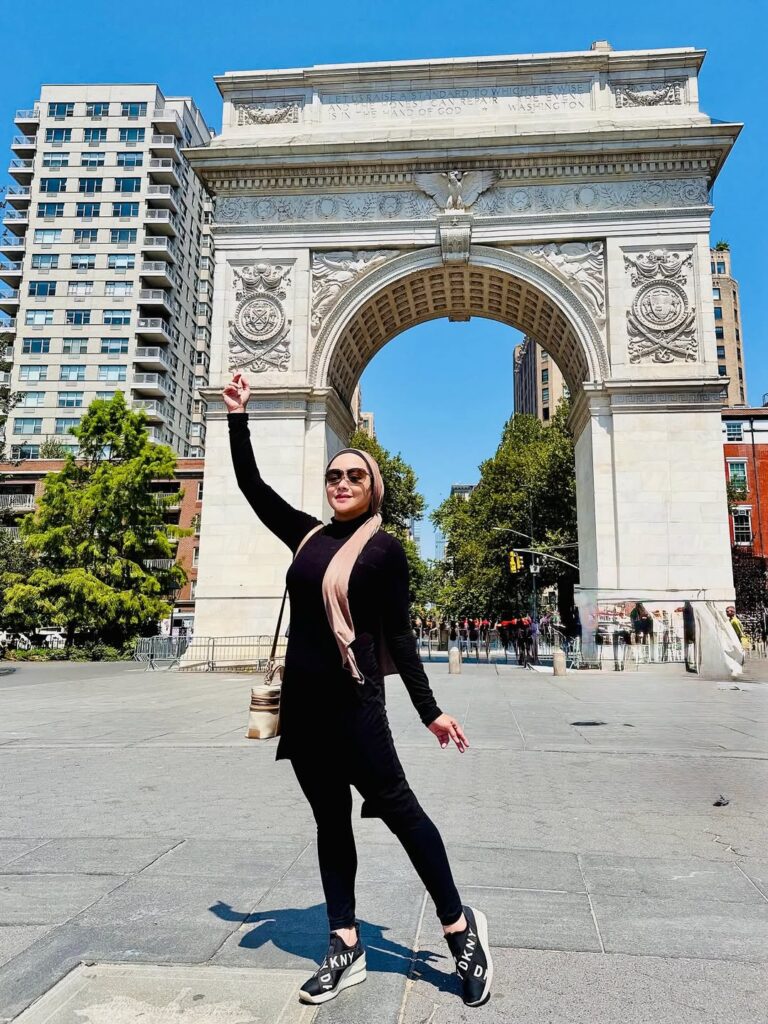 Presenter dan aktris Terry Putri memilih mengikuti suaminya menetap di Amerika Serikat. Di sana, ia bekerja sebagai kurir makanan.